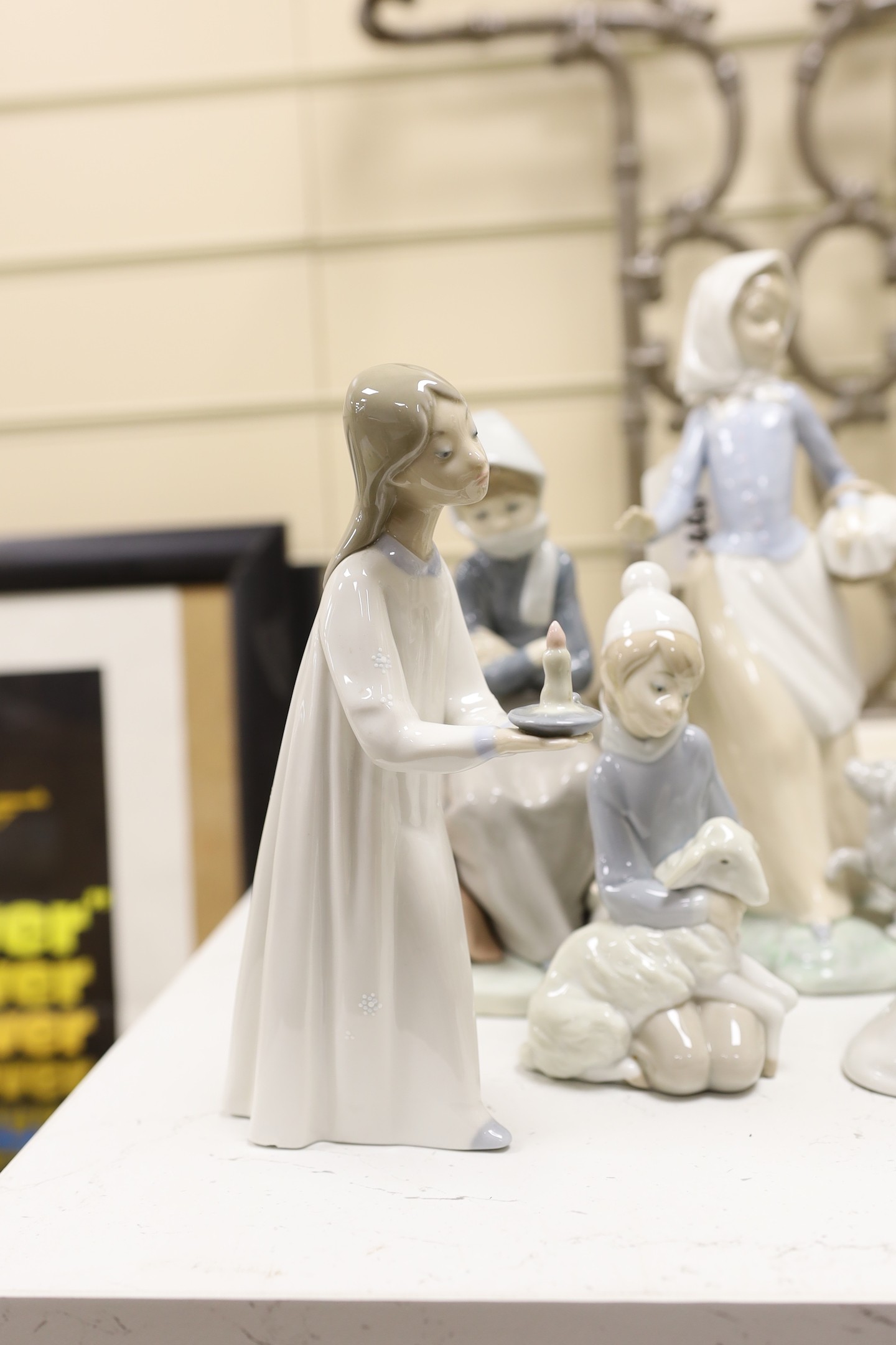 A group of 1 Nao and 5 Lladro figures